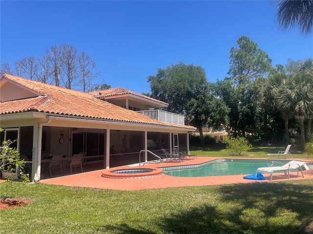 view of pool with a lawn, an in ground hot tub, and a patio area