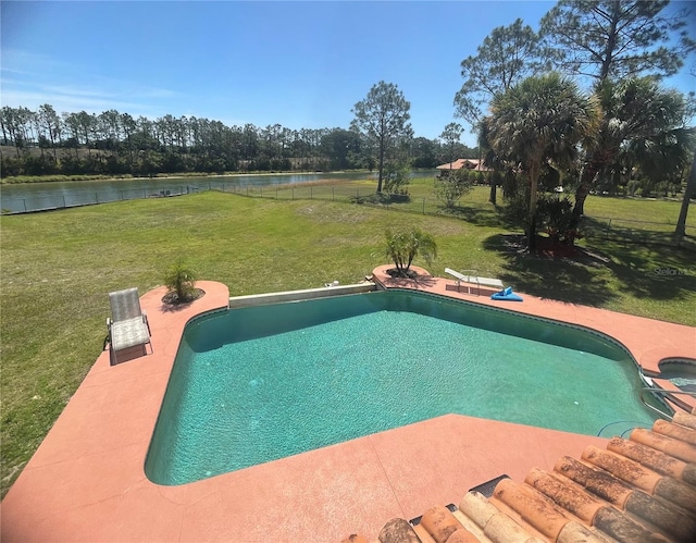 view of pool featuring a yard