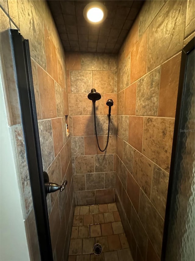 bathroom featuring a tile shower