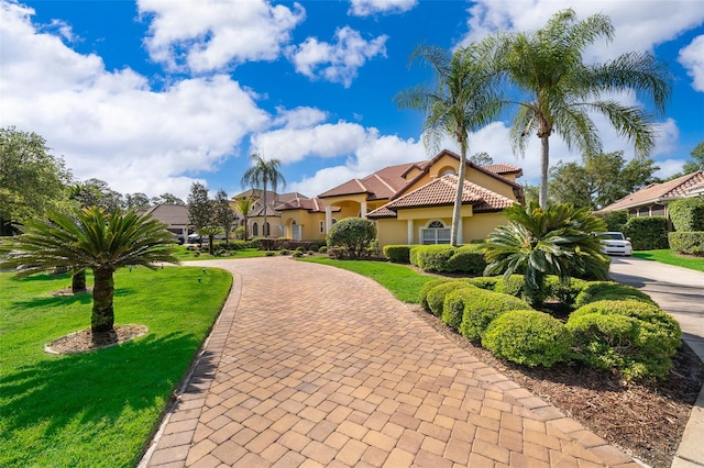 view of front of property featuring a front yard