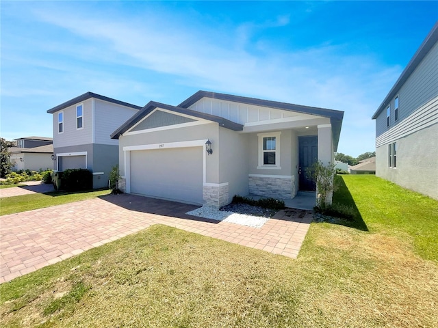 view of front facade featuring a garage and a front lawn