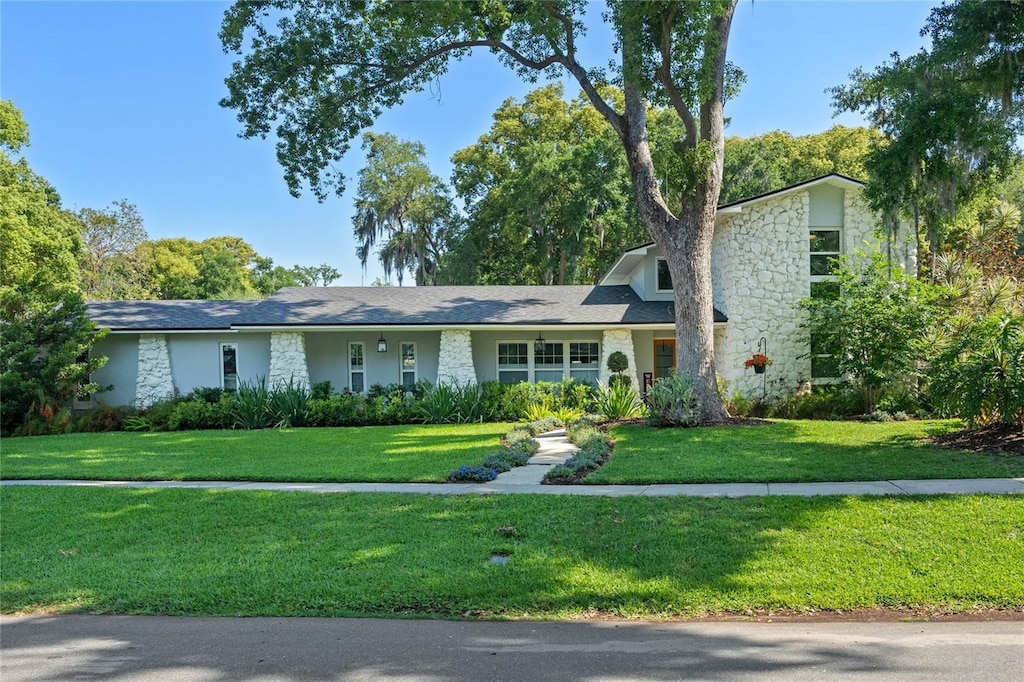 view of front of home featuring a front yard