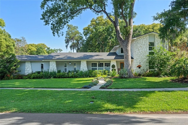 view of front of home featuring a front yard