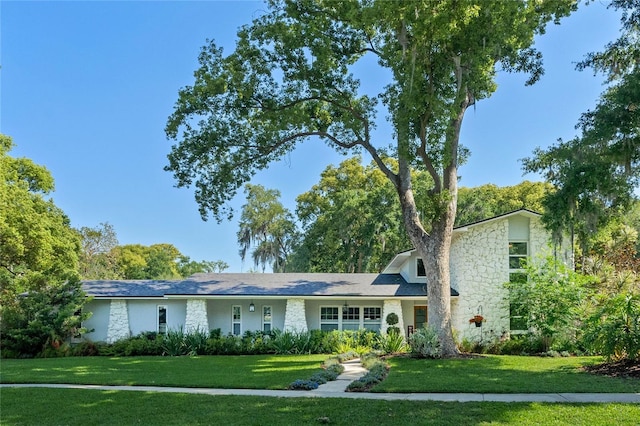 view of front of property with a front lawn