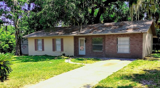 ranch-style home with a front yard