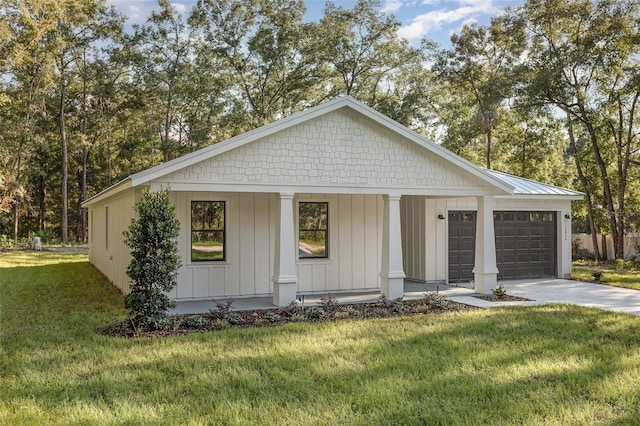 view of front of home featuring a front yard and covered porch