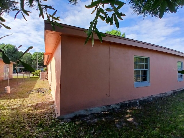 view of side of property featuring a yard