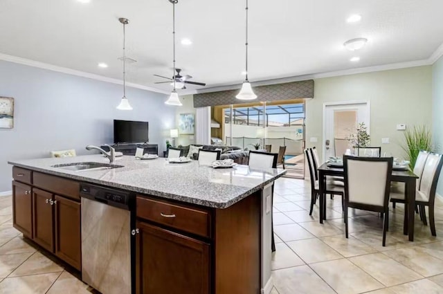 kitchen with decorative light fixtures, ceiling fan, an island with sink, stainless steel dishwasher, and sink