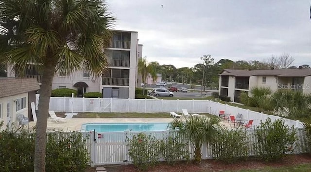 view of swimming pool