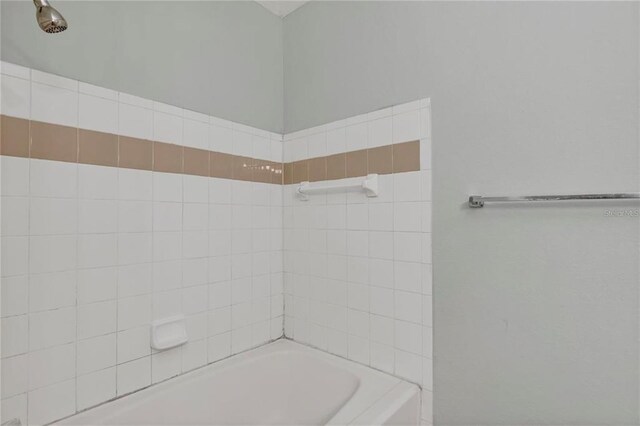 bathroom with tiled shower / bath combo