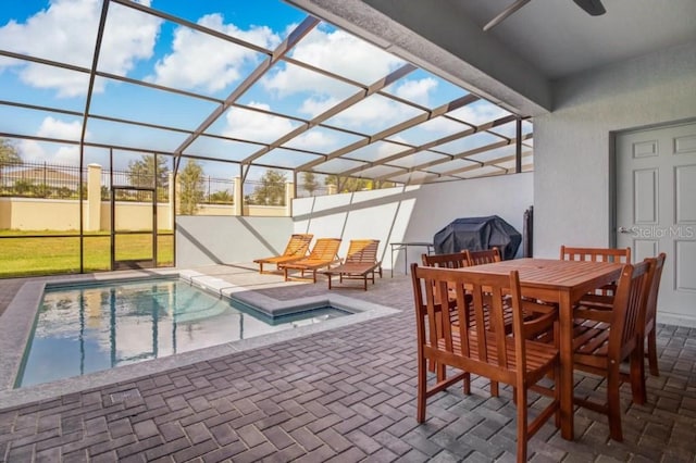 sunroom / solarium with a swimming pool and ceiling fan