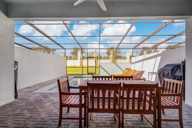 sunroom featuring ceiling fan