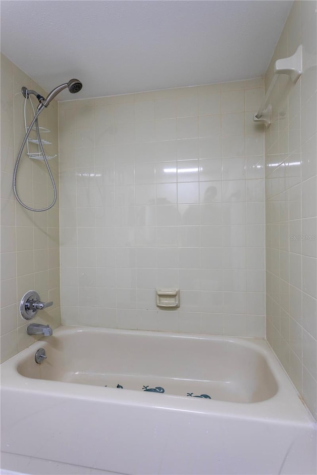 bathroom featuring tiled shower / bath combo