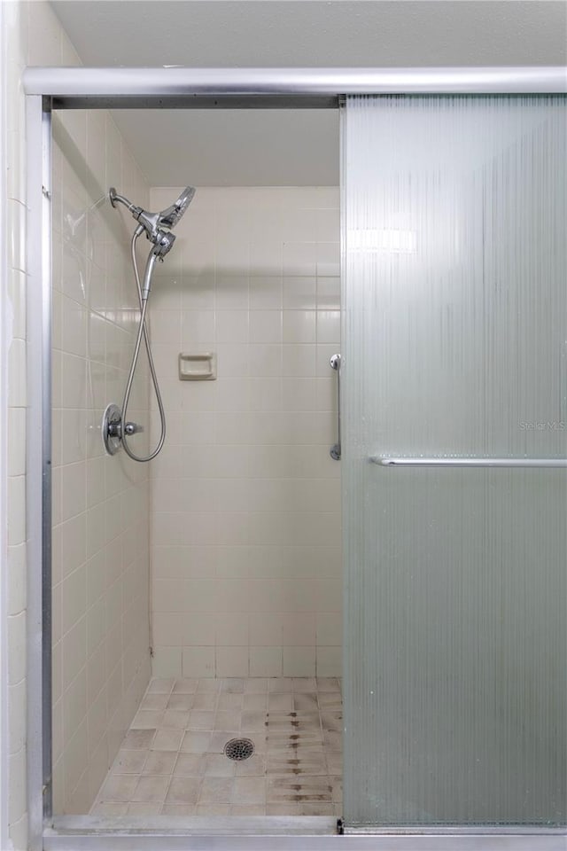 bathroom featuring a tile shower