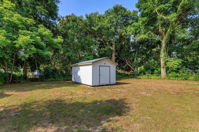 view of yard with a storage unit