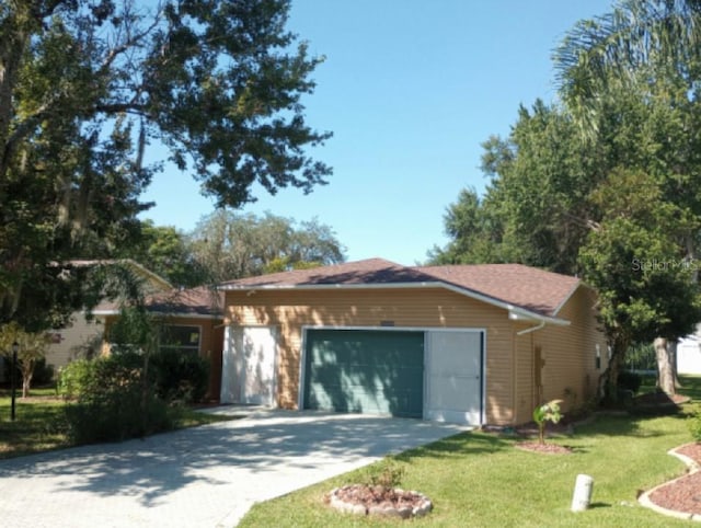 view of front of property featuring a front lawn and a garage