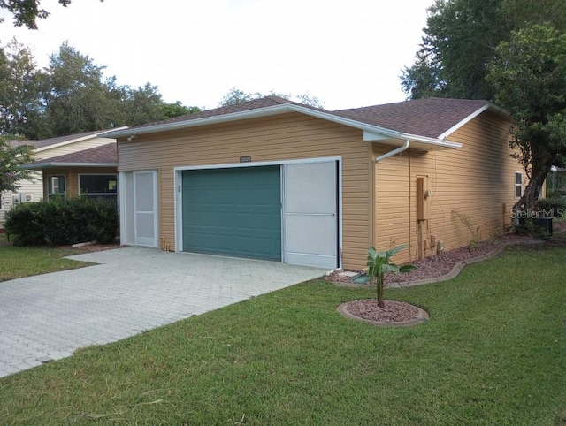 view of front of house featuring a garage and a front yard