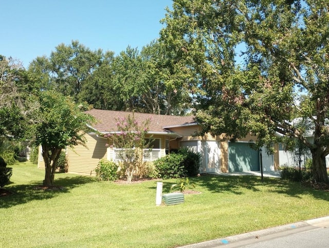 view of front of property featuring a front yard