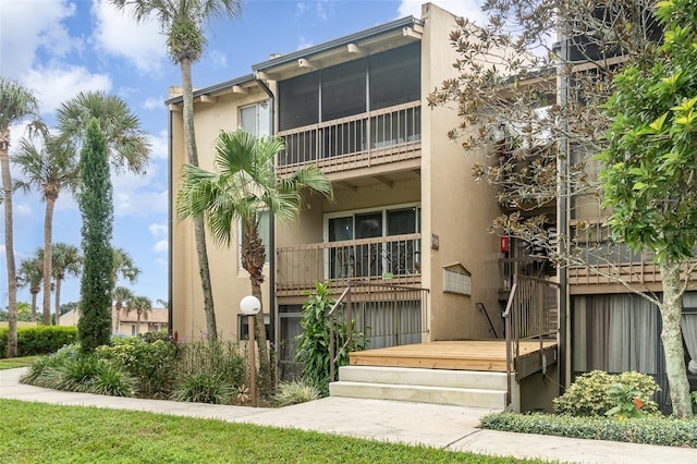 view of front of house with a balcony