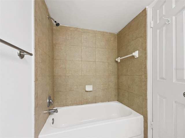 bathroom featuring tiled shower / bath combo