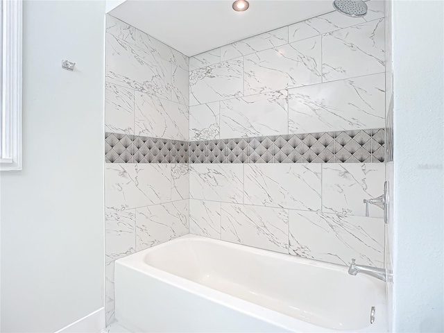 bathroom featuring tiled shower / bath