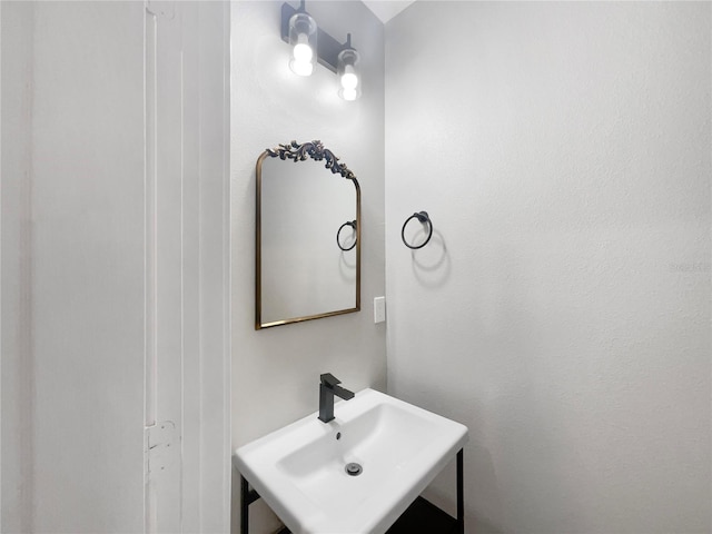 bathroom featuring sink