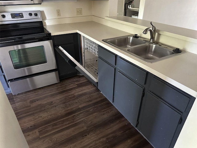 kitchen with sink, dark hardwood / wood-style flooring, stainless steel electric stove, and blue cabinetry