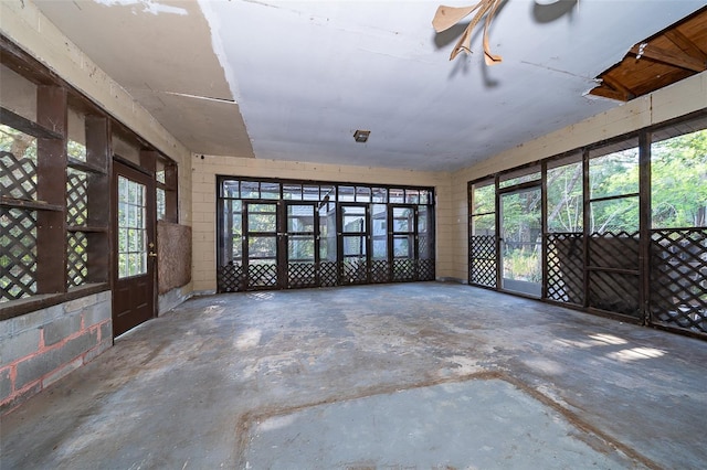 unfurnished room featuring concrete floors and ceiling fan