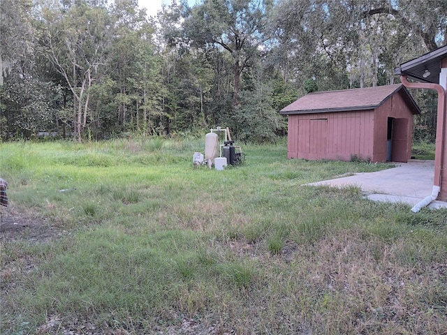 view of yard with an outdoor structure