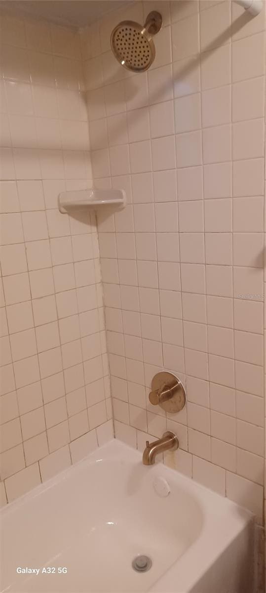 bathroom featuring tiled shower / bath