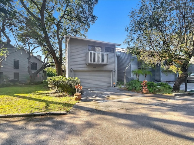 view of front of home featuring a front lawn and a garage