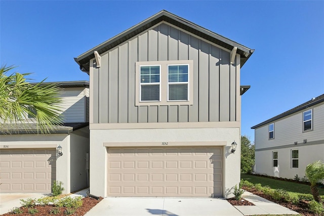 view of front facade featuring a garage