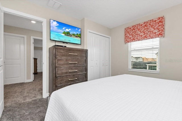 bedroom featuring carpet flooring and a closet