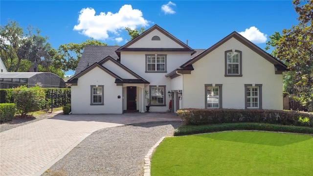 view of front property featuring a front lawn