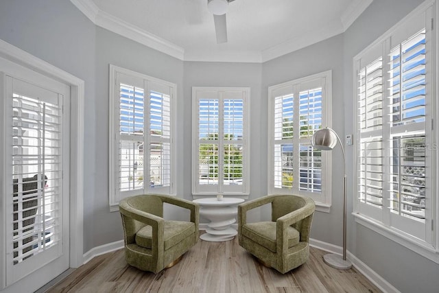 living area featuring ornamental molding, plenty of natural light, light hardwood / wood-style floors, and ceiling fan