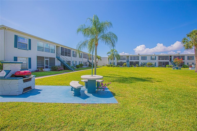 view of property's community featuring a yard