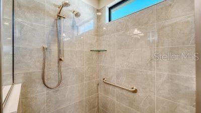 bathroom featuring tiled shower