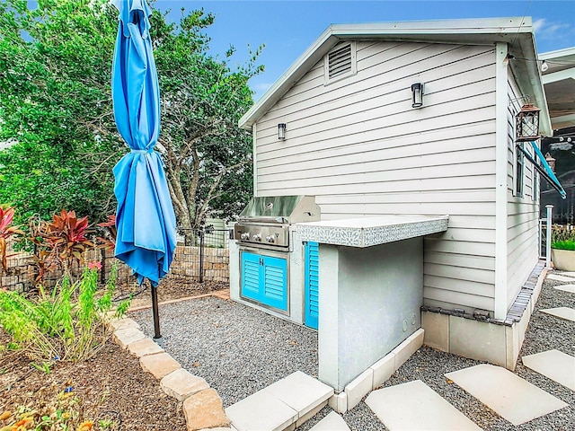 exterior space featuring an outdoor kitchen