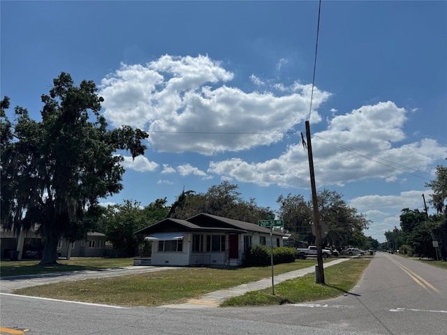 view of front of home featuring a front yard