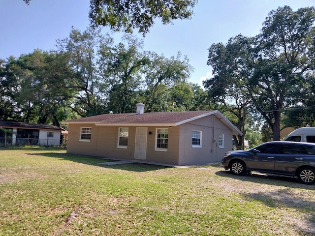 ranch-style home featuring a front lawn