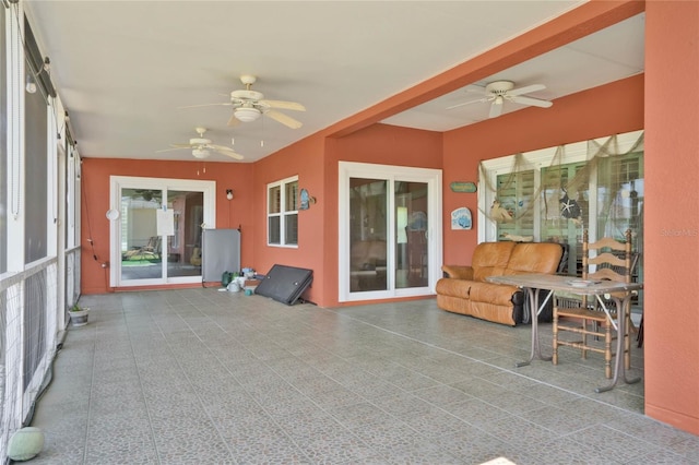 sunroom with ceiling fan