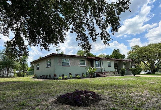 ranch-style home featuring a front lawn