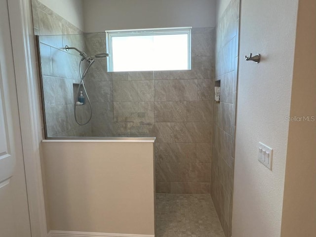 bathroom featuring a tile shower