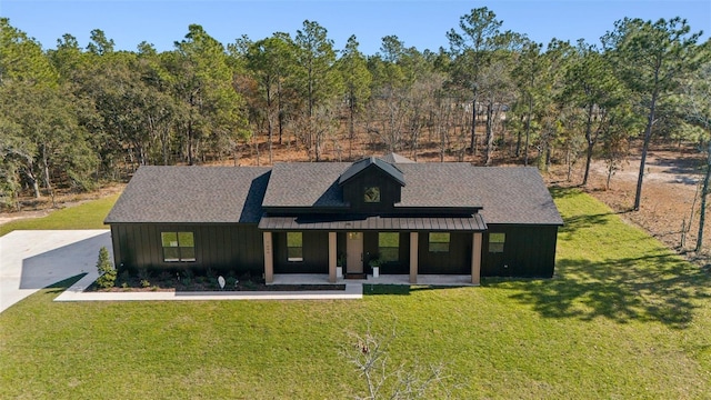 view of front facade featuring a front yard