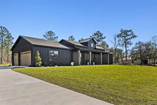 view of front of property featuring a front yard and a garage