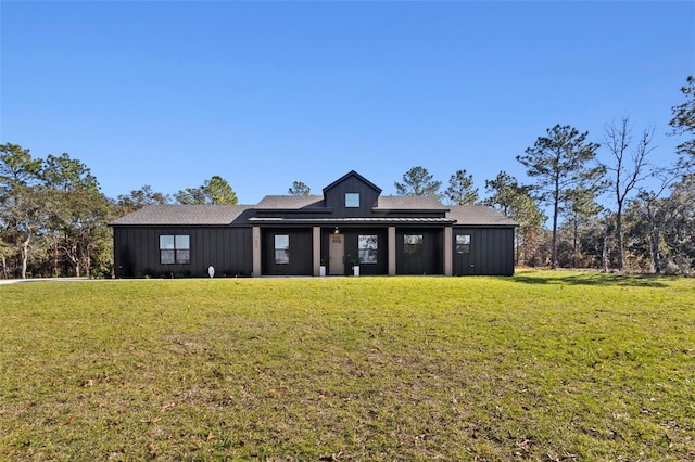 view of front of property with a front yard