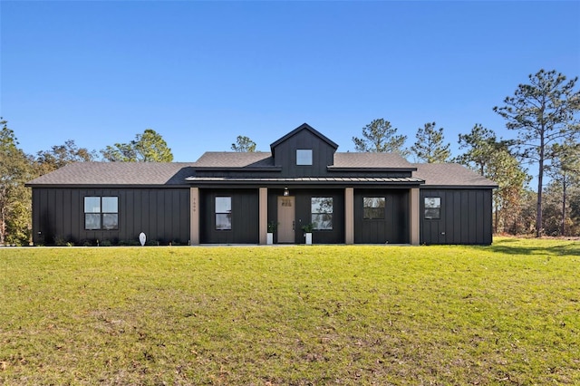 view of front of home featuring a front lawn