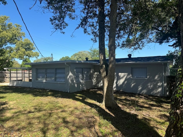 back of house featuring a lawn