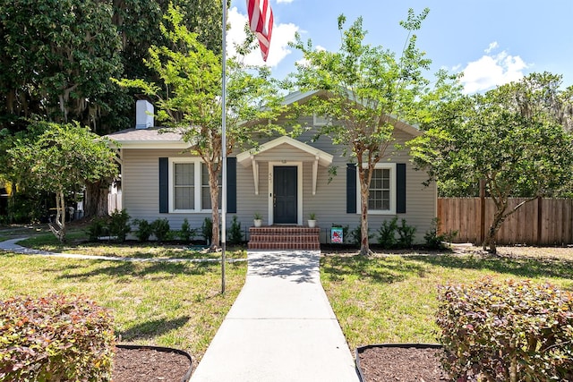 view of front of home featuring a front yard