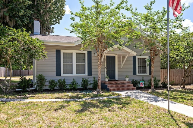 view of front of home featuring a front yard